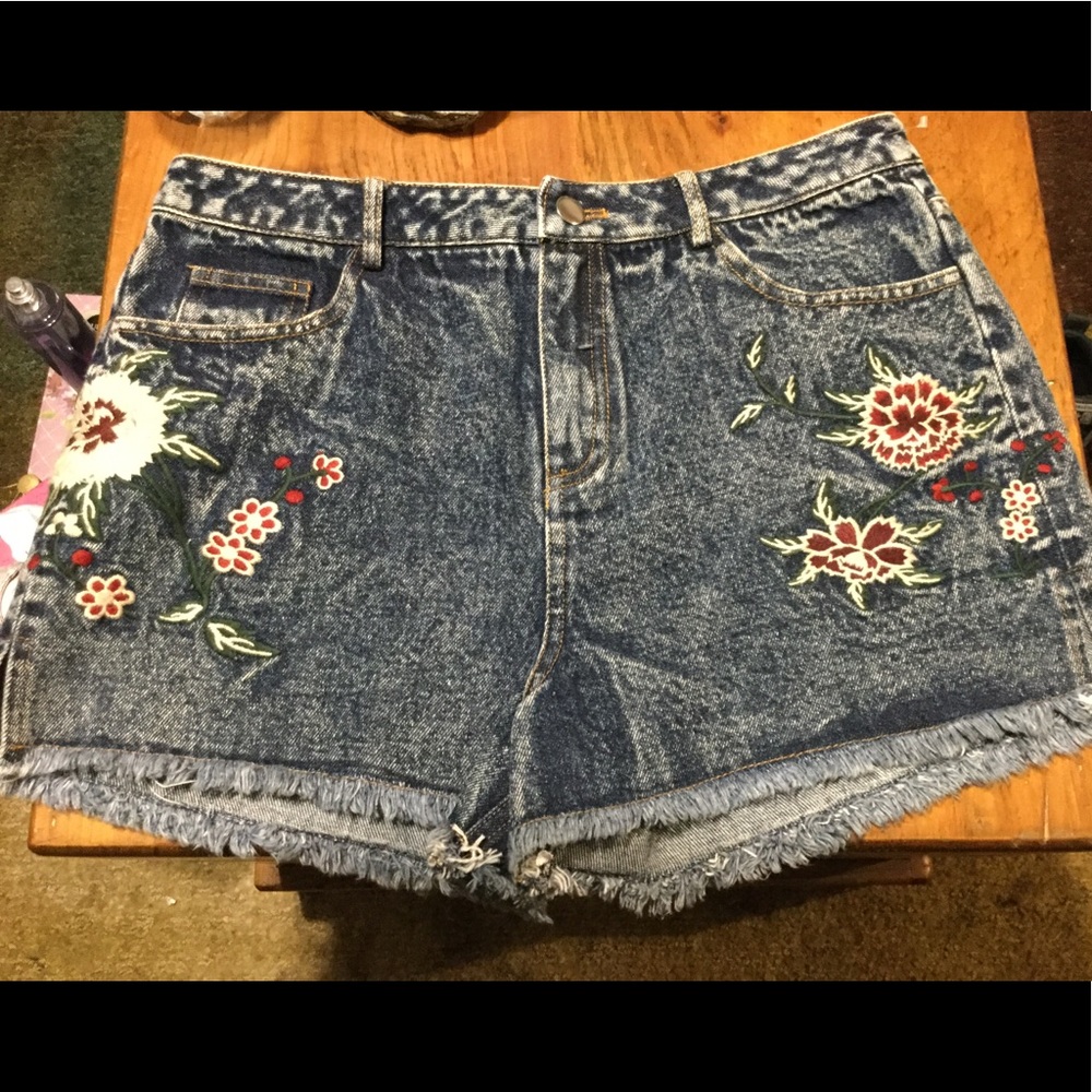 32W NWT Very J  Shorts with Embroidered Flowers